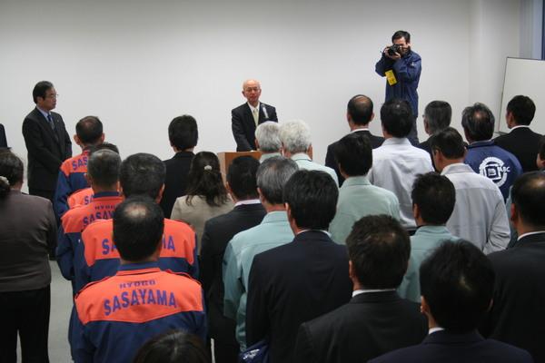 市長の話を整列して聞いている職員の写真